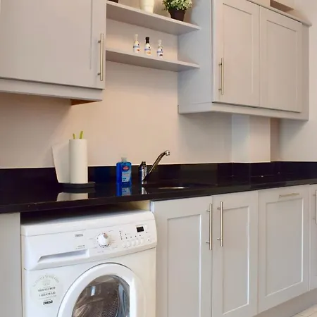 Cosy 4 Bedroom With Balcony Apartamento *