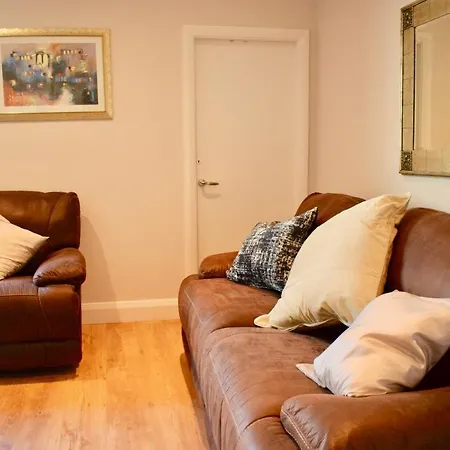 Cosy 4 Bedroom With Balcony *