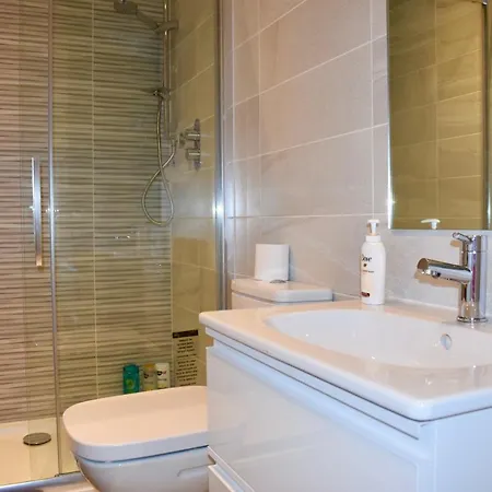Apartamento Cosy 4 Bedroom With Balcony