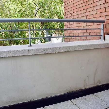 Cosy 4 Bedroom With Balcony *